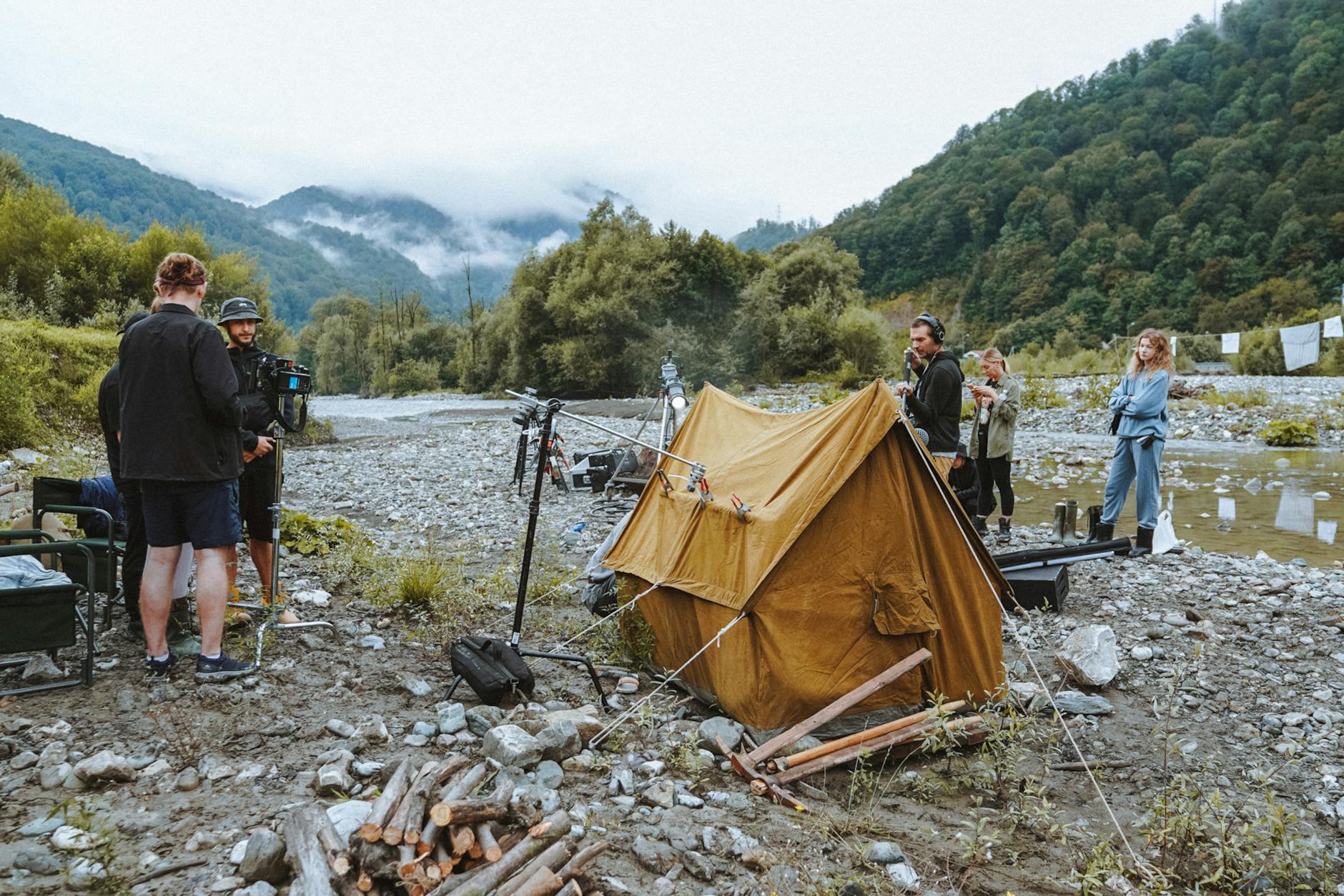 Grafika przedstawiająca Mszanę Dolną z elementami nawiązującymi do filmu Super Mario i symboli pogody deszczowej