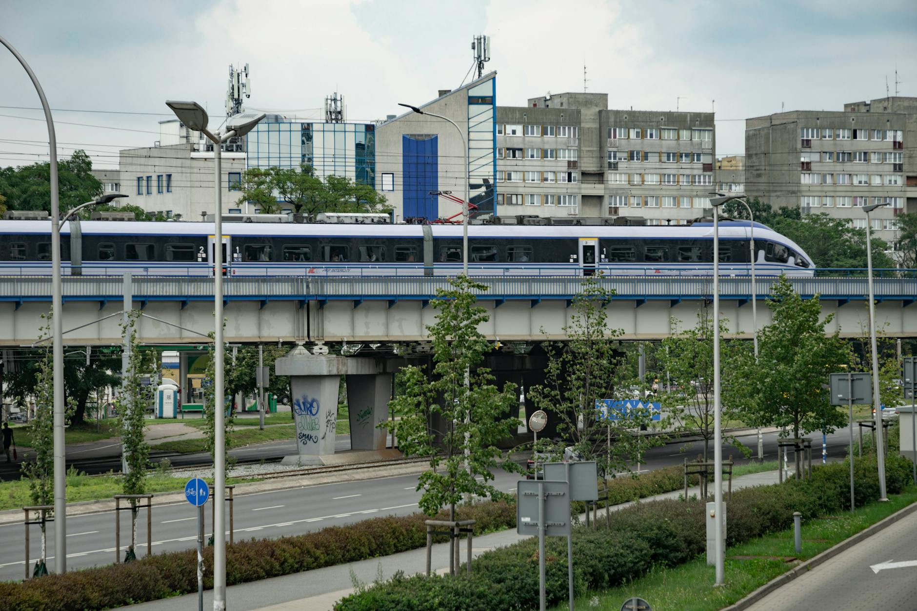 Grafika przedstawiająca nowoczesny budynek dworca PKP w Mszanie Dolnej po planowanym remoncie, podkreślająca remont dworca PKP Mszana Dolna.