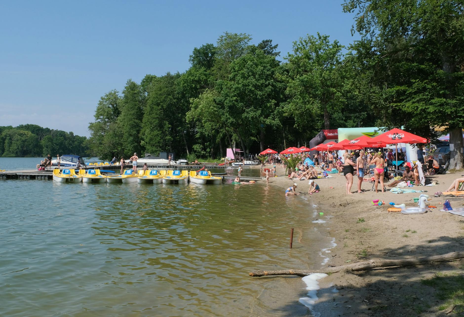 Malowniczy widok na Beskid Wyspowy w Mszanie Dolnej podczas wiosennego weekendu majowego.